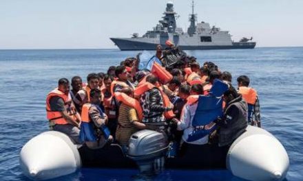 Li peravên Lîbyayê keştî noqî avê bû: 3 pitik jî di nav de, 100 kes winda ne