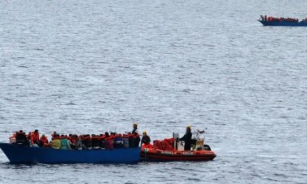 Îtalya wê bi sedam penaberan di keştiyê de dorpêçkirî bihêle