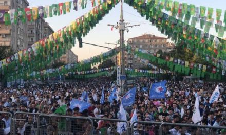 Di mîtînga aştiyê de nerazîbûneke hevpar a li dijî tecrîdê