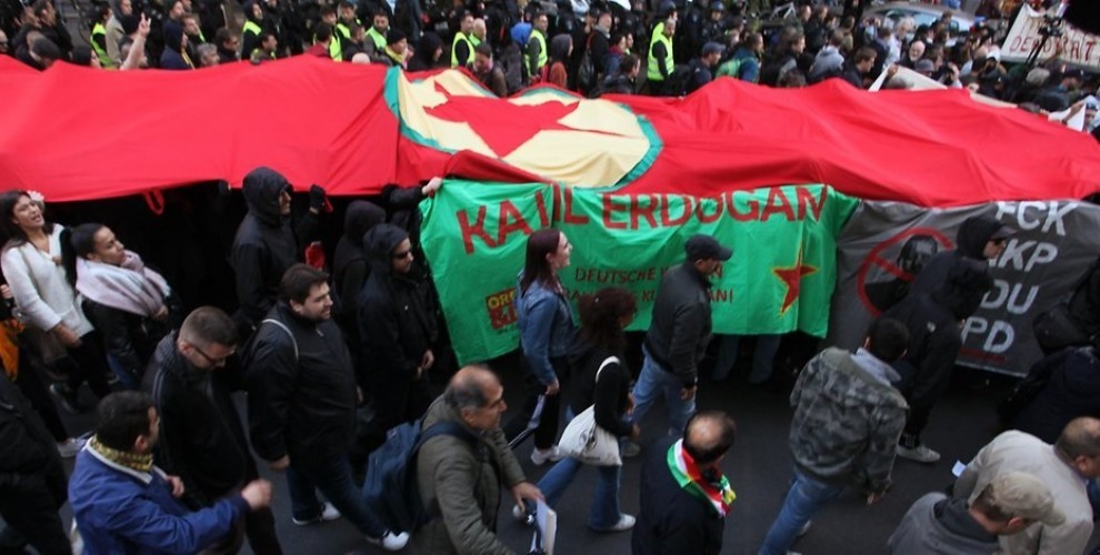 Di protestoya li dijî Erdogan de ala mezin a PKK’ê hate vekirin