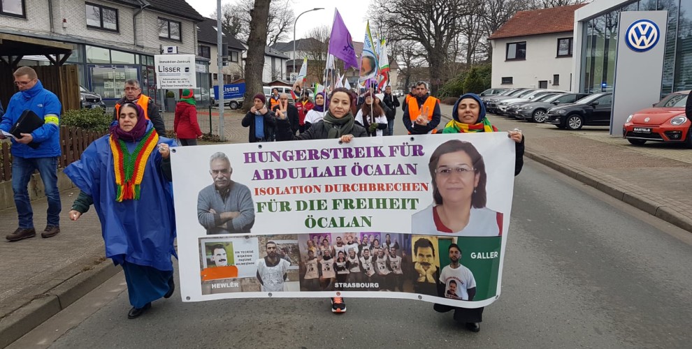 Kurdistanî ji Hude heta Bremenê li dijî tecrîdê dimeşin