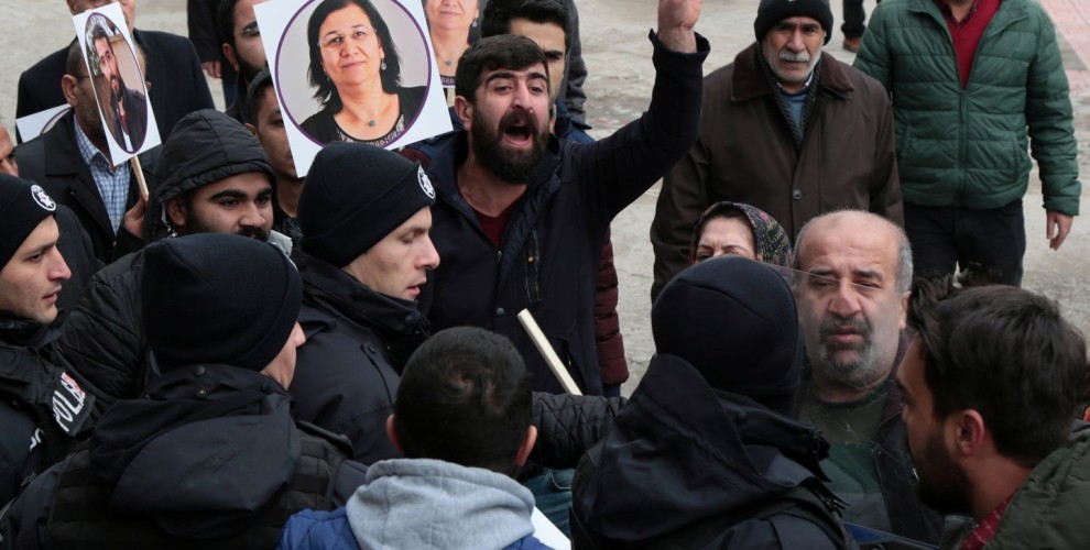 ‘Bêdengiya Ewropayê xiyanet e li Kurdên qehreman’