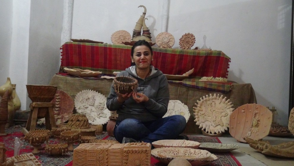 Bi hunera xwe dîroka Zerdeştî di xemilîne
