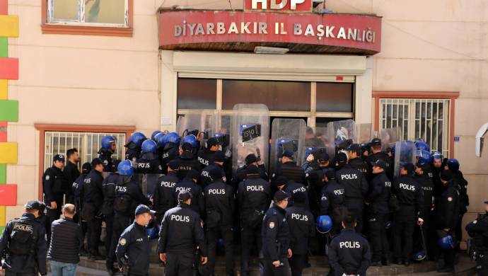 Polîsan 114 rojin avahiya HDP’a Amedê dorpêç kirine Bi sedan polîsan 5 caran bi ser avahiyê de girtin û 81 kes binçav kirin