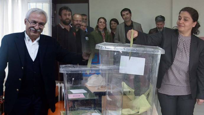 Namzetên HDP’ê yên Hevşaredariya Amedê dengên xwe bikar anîn