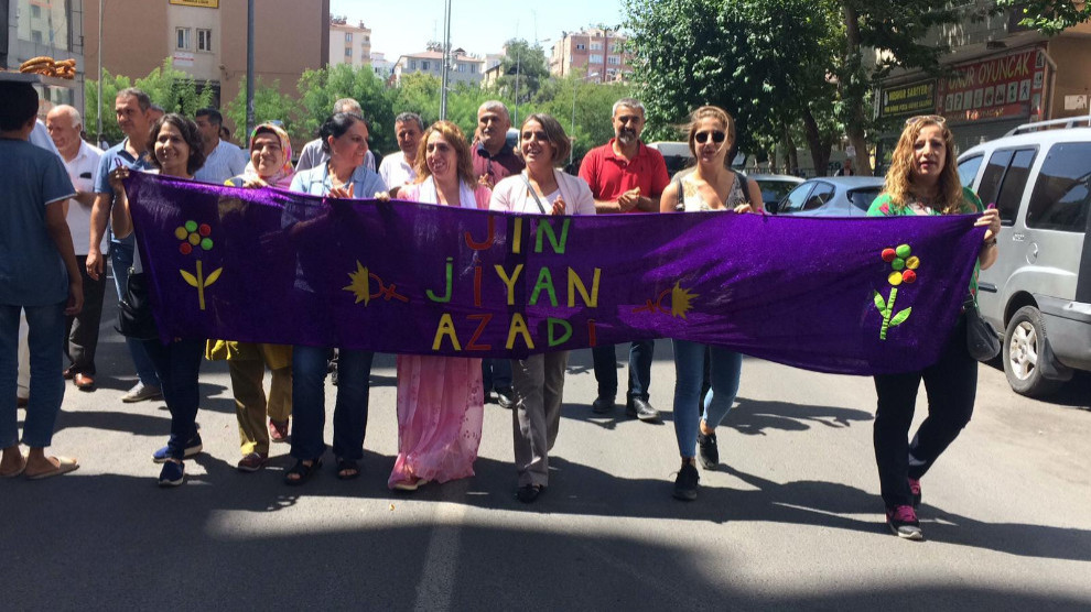 Amed 14 roj in li dijî desteserkirina şaredariyan li ber xwe dide