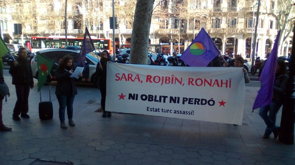 Komkujiya Parîsê li Barcelonayê hate şermezarkirin