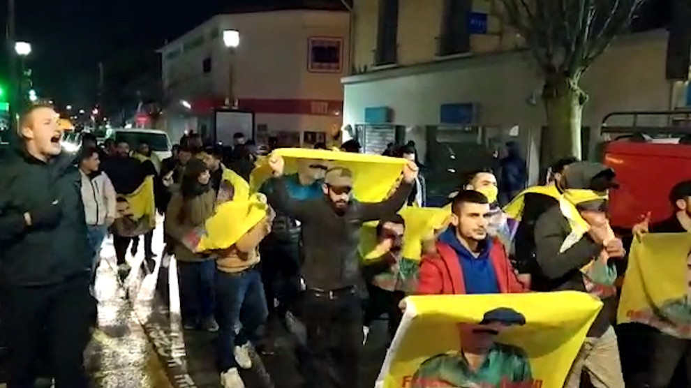 Ciwanên Kurd li Parîsê ji bo Ocalan çalakî li dar xistin