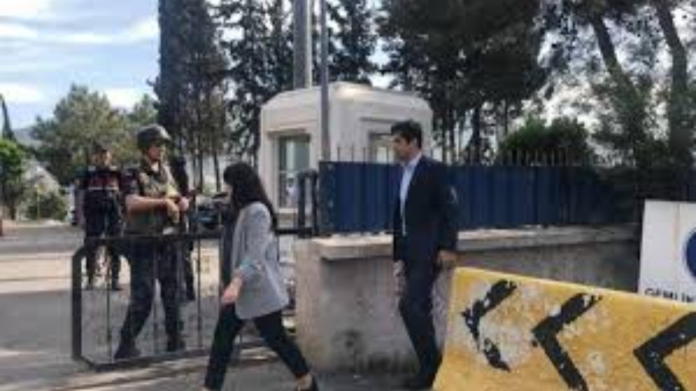 Parêzerên Ocalan ji bo hevdîtinê serî li serdozgeriyê dan