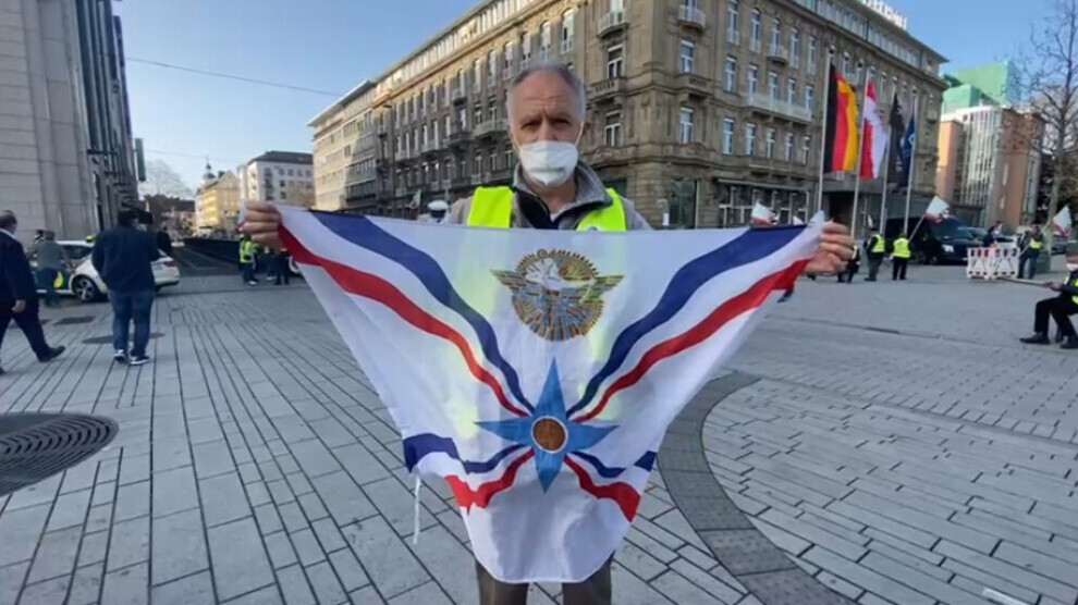 Polîsên Elman ala neteweyî ya Asûriyan bi kêfî qedexe kir