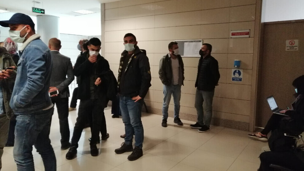 Rûniştina rojnamevanên girtî dest pê kir