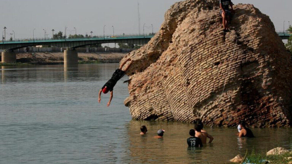 Iraq di germahiya dijwar de bê elektirîk maye, gel bi hêrs e
