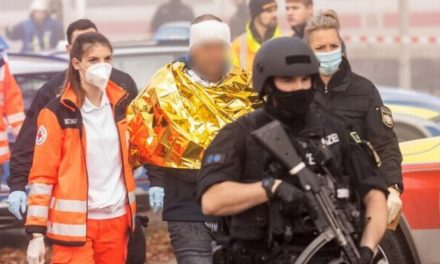 Li ICE’yê bi kêran êriş çêbû: 3 kes bi giranî birîndar bûn