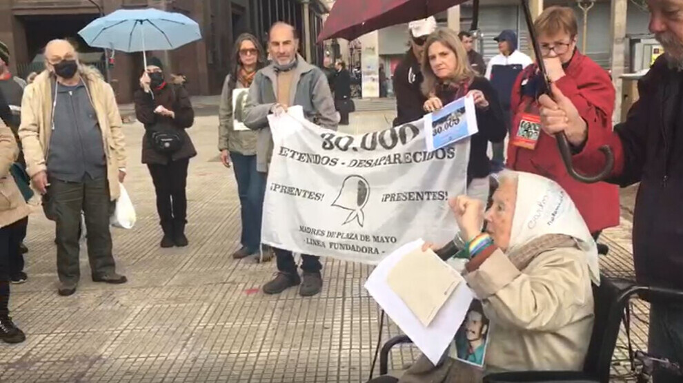 Dayikên Plazo de Mayoyê dewleta Îranê protesto kir