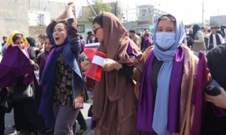 Talîban jiyanê li jinan diherimîne: Vê carê jî karkirina jinan li rêxistinên sivîl qedexe kir
