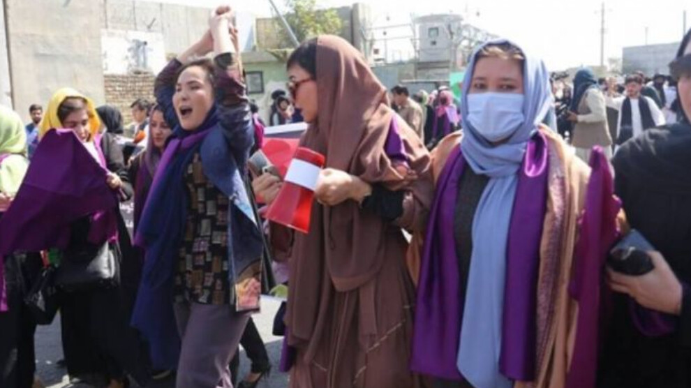 Talîban jiyanê li jinan diherimîne: Vê carê jî karkirina jinan li rêxistinên sivîl qedexe kir
