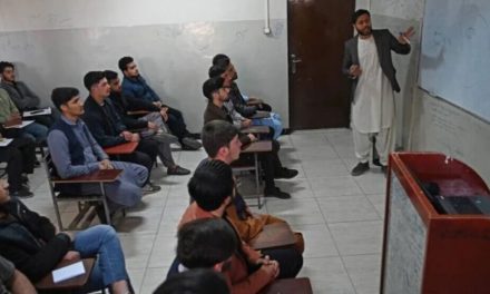 Li Efganistanê mêr li zanîngehê vegeriyan, lê li jinan hîn jî qedexe ye