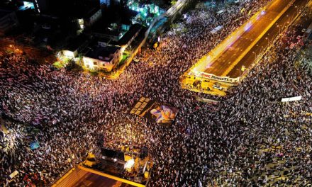 Bi deh hezaran Îsraîlî li dijî reforma edlî car din daketin qadan