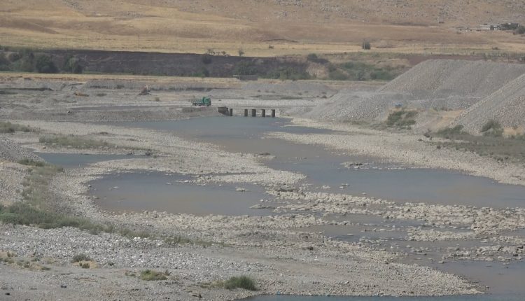 Nêzî meheke Îranê ava Zêyê Biçuk li ser Başûr qut kiriye û cotkarên herêmê perîşan kirine.