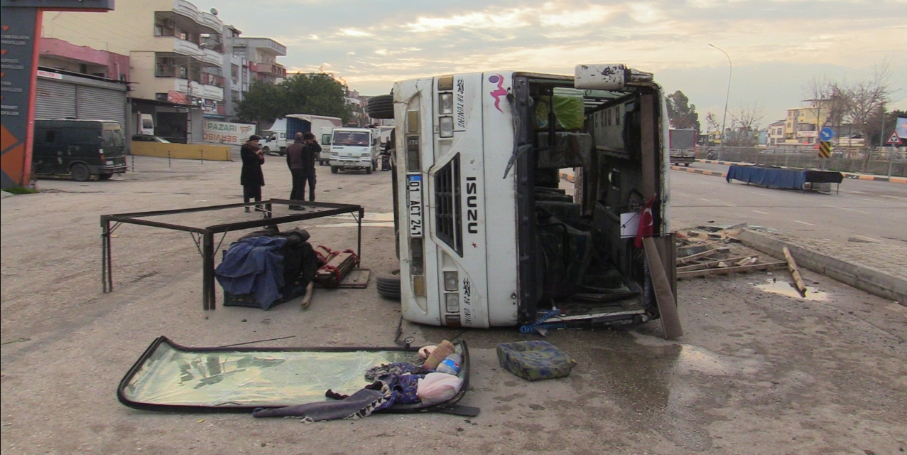 Mînîbusa ku karkerên çandiniyê tê de bûn, qulibî