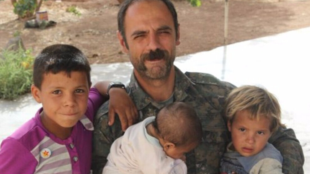 Tekîn Yoldaş fermandarê şoreşger Ûlaş Bayraktaroglû di salvegera şehadeta wî de bi bîr anî.