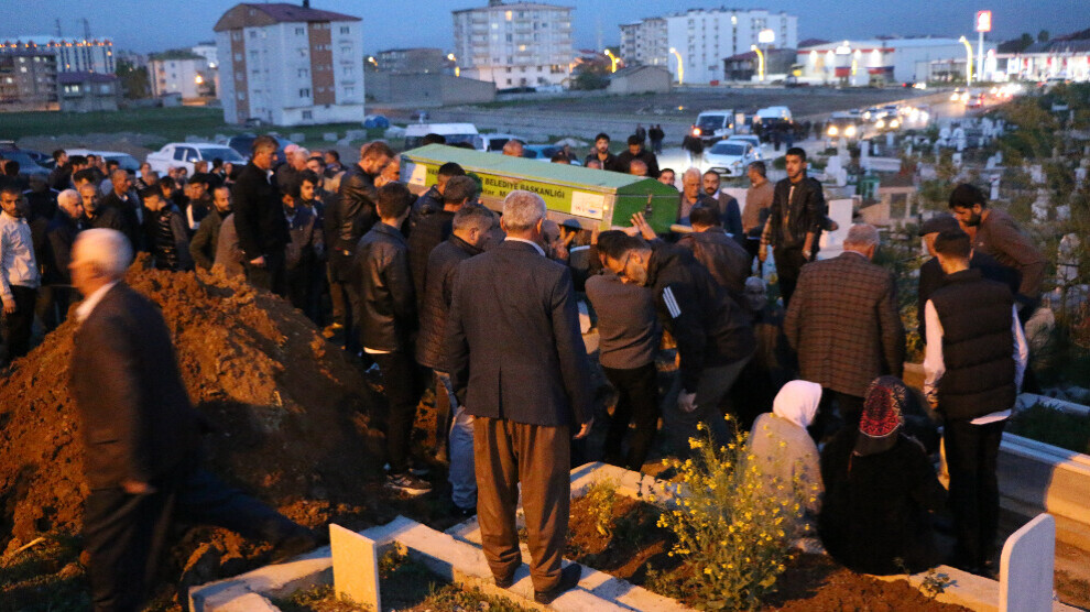Cenazeyê şehîd Rêber Soydan ku li girtîgehê hat qetilkirin li Geverê hate veşartin.