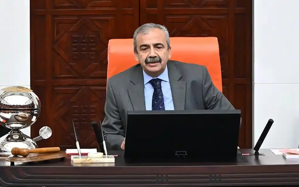Sirri Sureyya Onder ku di heman demêde serokwekîlê meclisa Tirkiyê ye li meclisêye nerazîbûn nîşanî biryarê da.