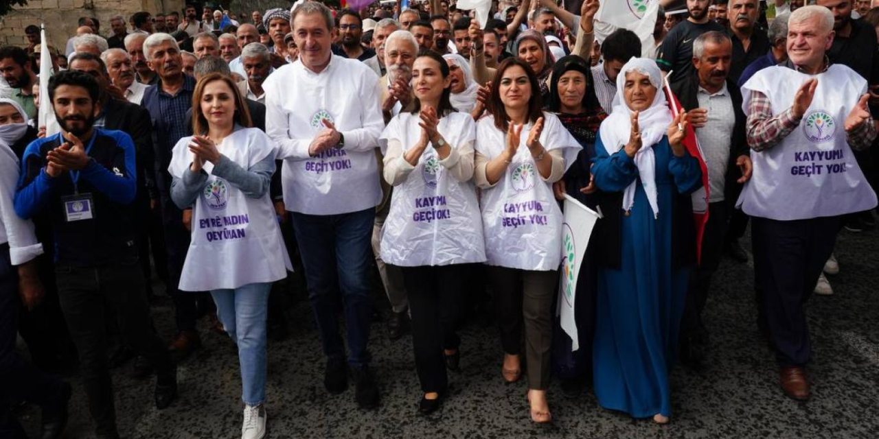 Hevserokên Dem Partî Tulay hatîmogullari û Tuncer Bakirhan mitînga li Colemêrgê de gotin “wê di encama berxwedana topyekûn de wê dagirkerî bê şikandin.