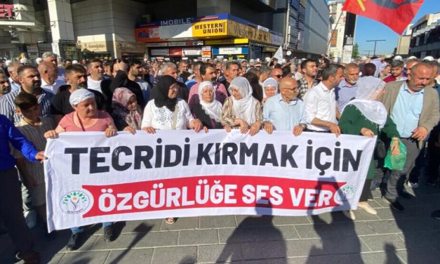 Li Stenbolê şermezarkirina desteserkirinê: Faşîzm ji komên rêxistinkirî ditirse