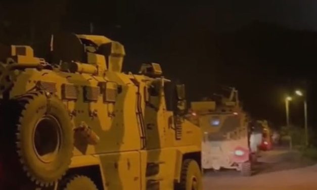 Artêşa Tirk a dagirker li ser riya Bamernê nasnameyan kontrol dike