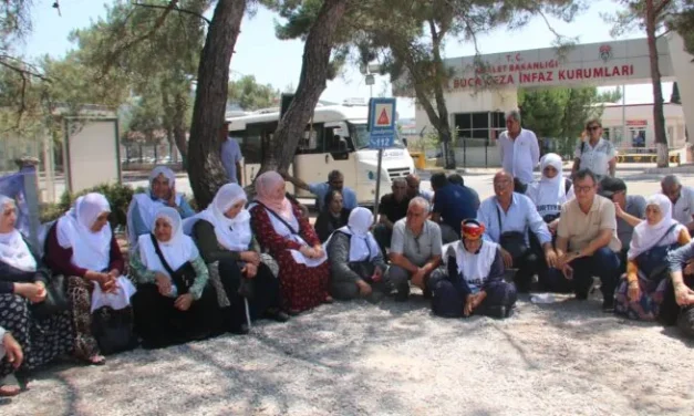 Malbatên girtiyan li Mêrsîn û Îzmîr’ê li ber deriyên girtîgehan çalakî kirin